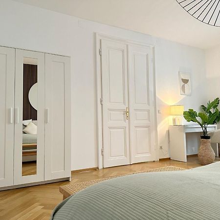 Designer Apartment Near Main Station Wina Bagian luar foto