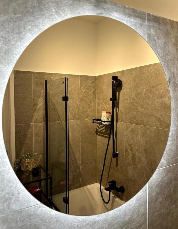 Designer Apartment Near Main Station Wina Bagian luar foto