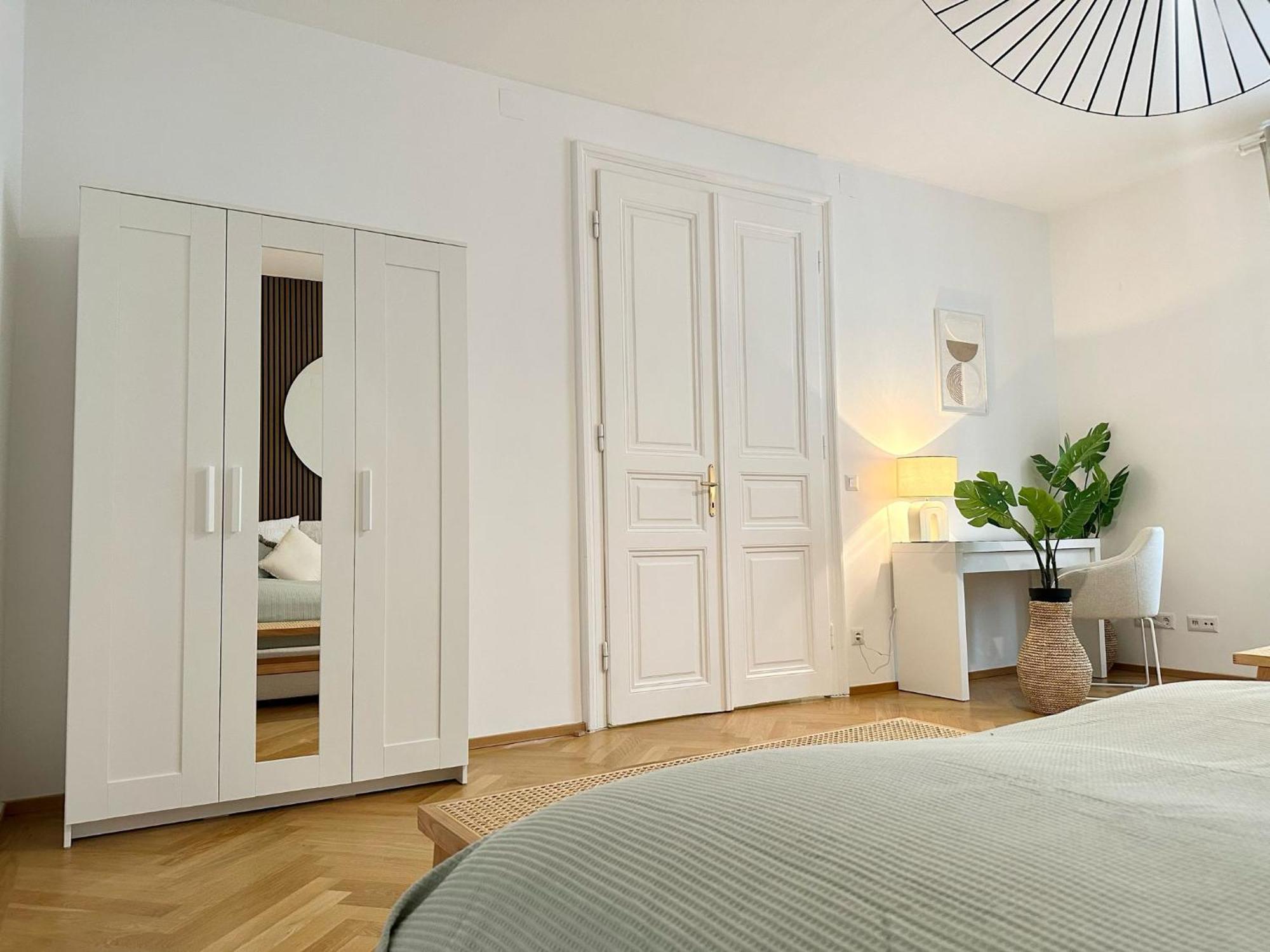 Designer Apartment Near Main Station Wina Bagian luar foto