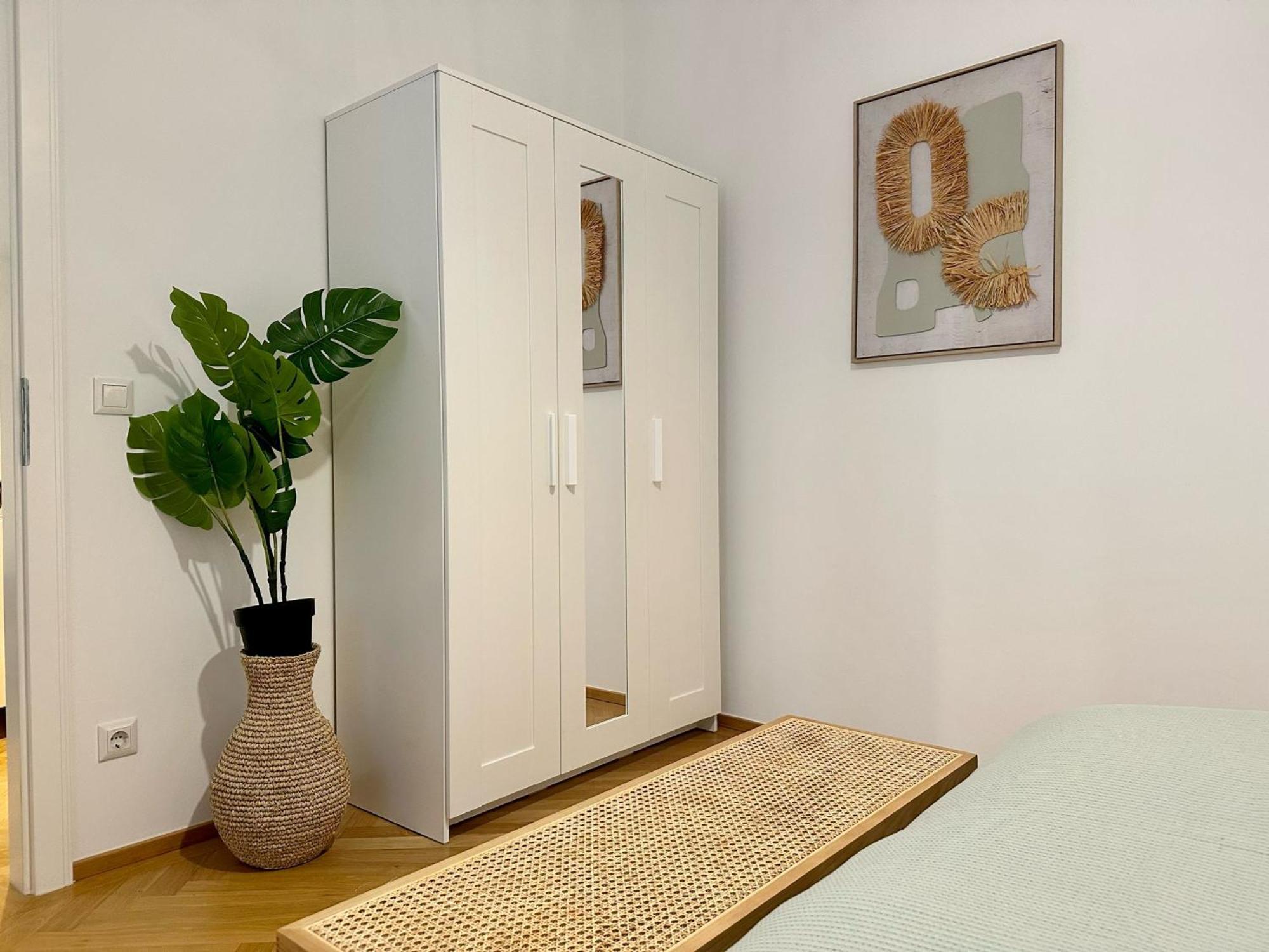 Designer Apartment Near Main Station Wina Bagian luar foto