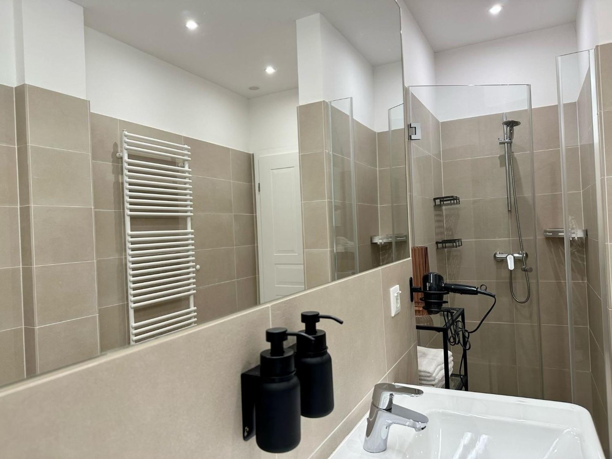 Designer Apartment Near Main Station Wina Bagian luar foto