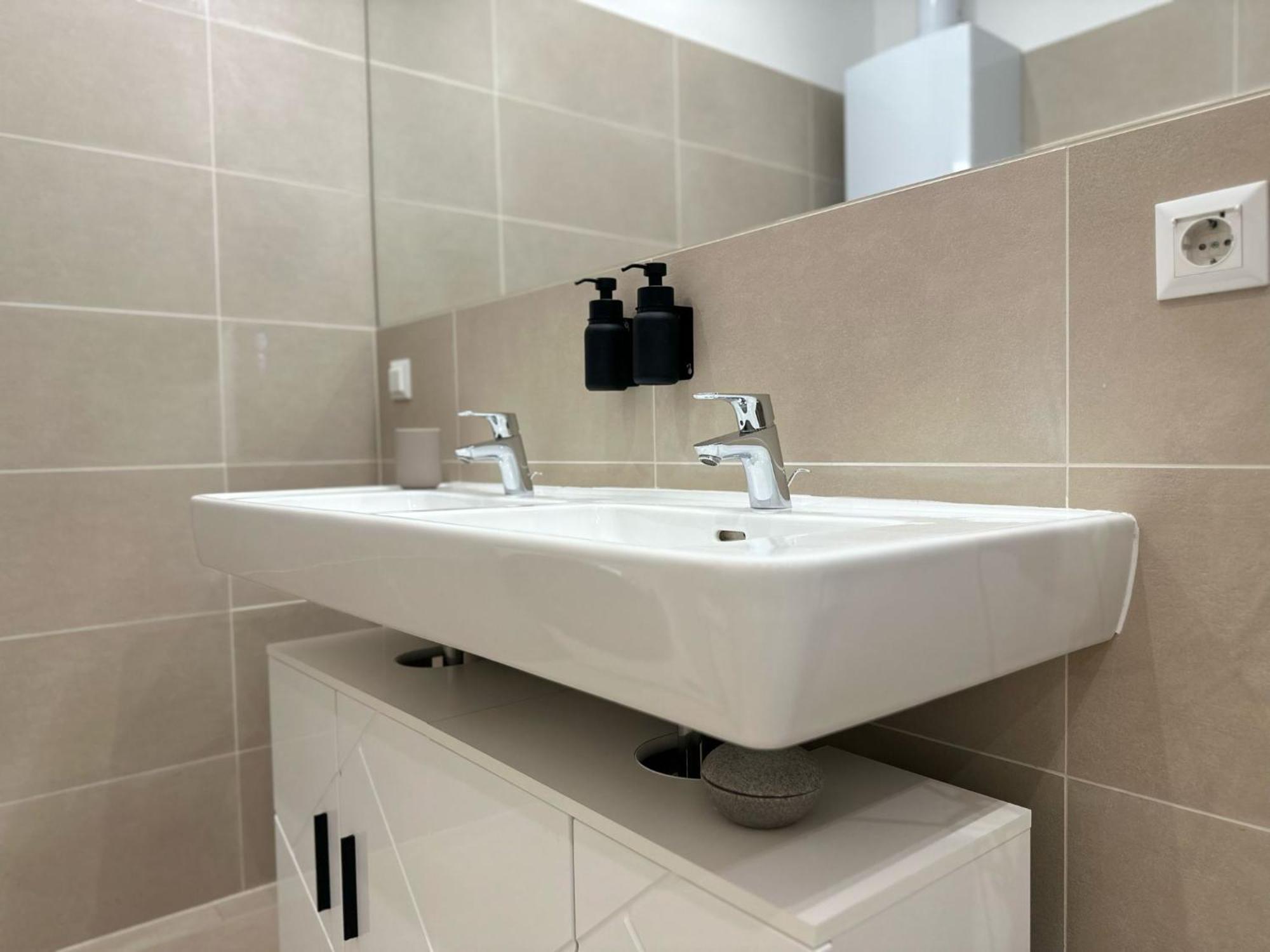 Designer Apartment Near Main Station Wina Bagian luar foto