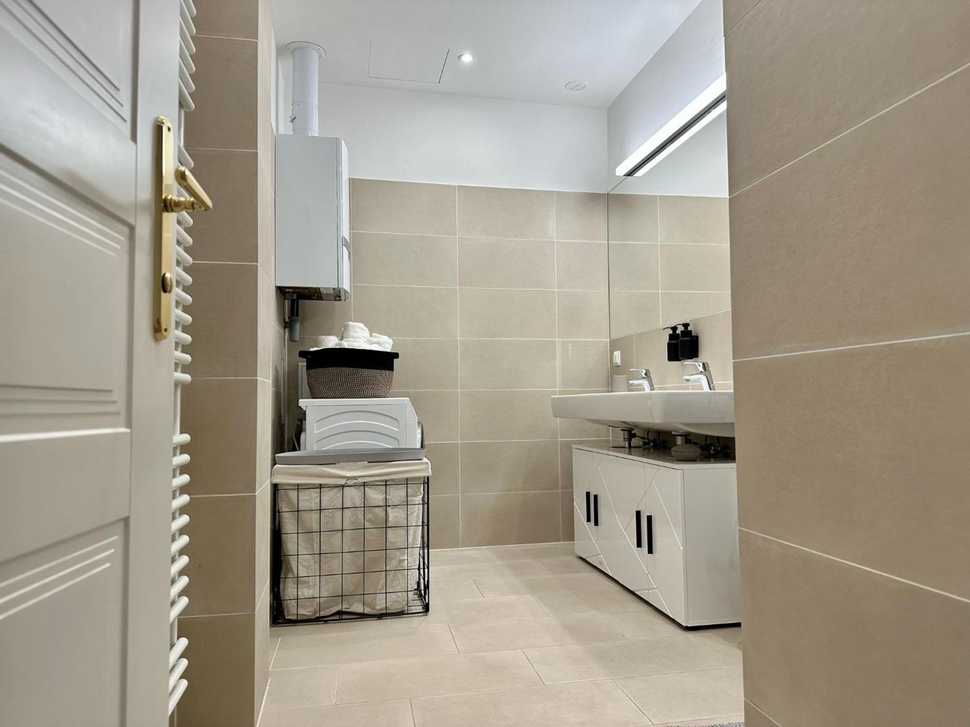 Designer Apartment Near Main Station Wina Bagian luar foto