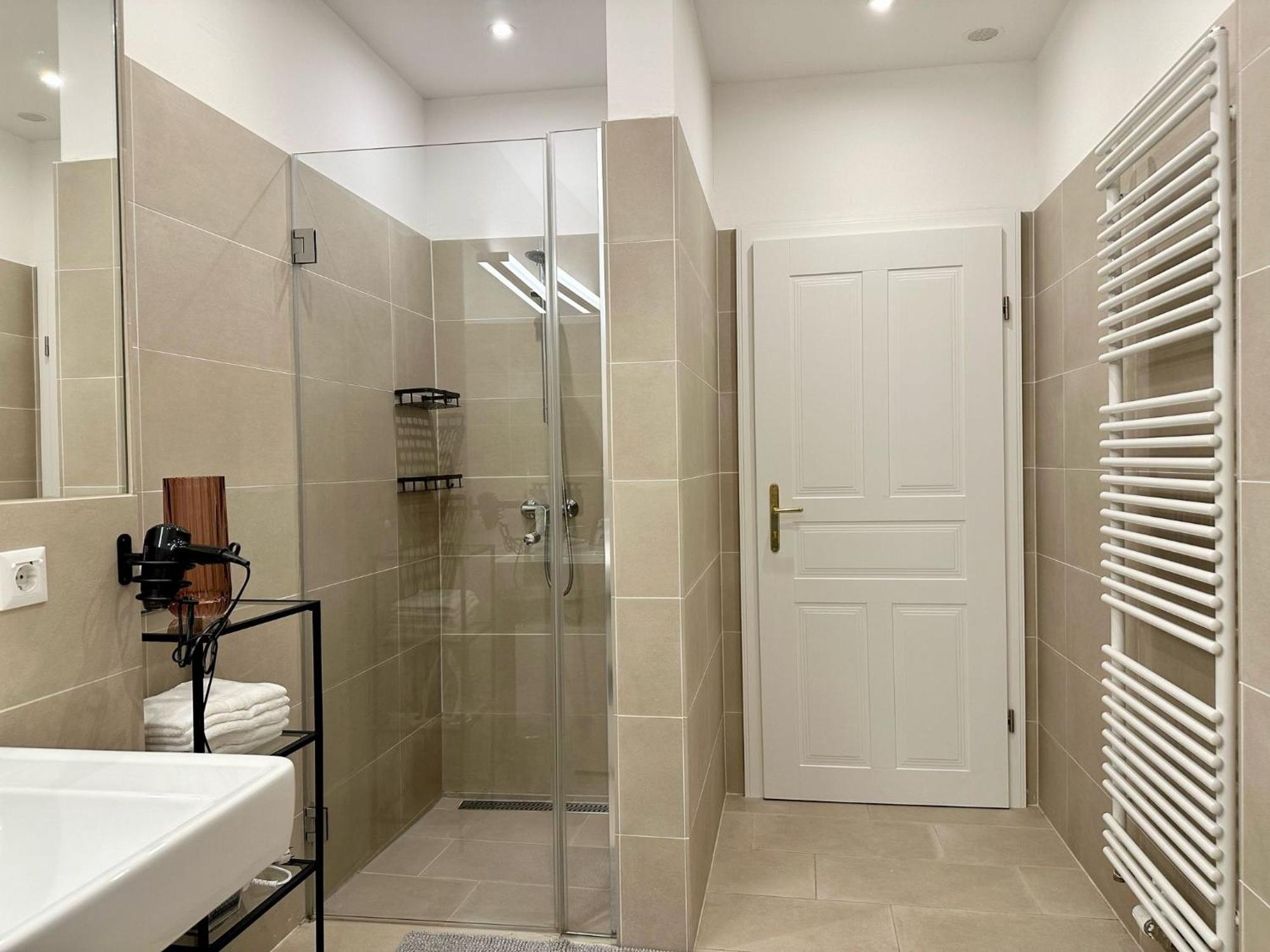 Designer Apartment Near Main Station Wina Bagian luar foto