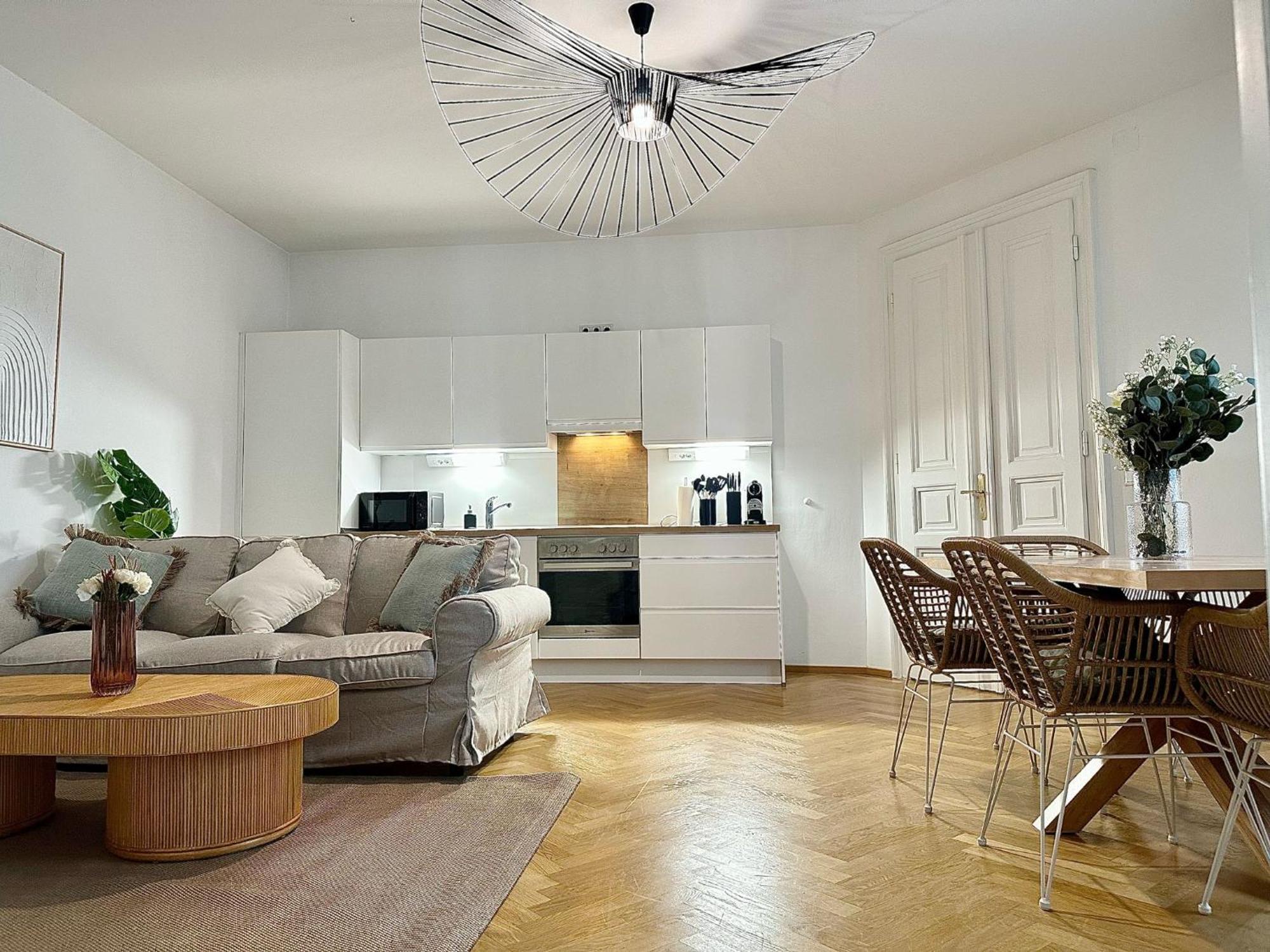 Designer Apartment Near Main Station Wina Bagian luar foto